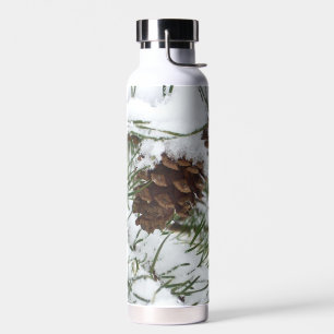 Schneiger Tannenzapfen I Winter-Naturfotografie Trinkflasche