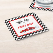 Schnell ein roter Retro-Rennwagen zum Thema Geburt Untersetzer (angewinkelt)