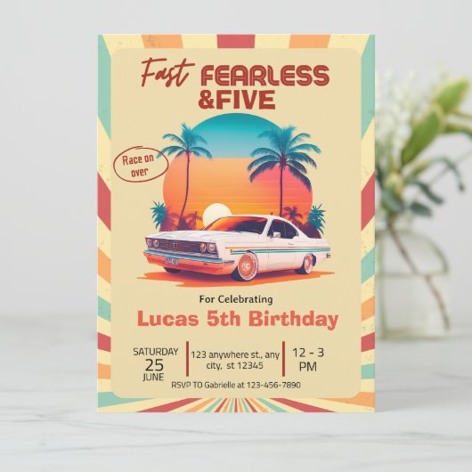 Schnelle, furchtlose und fünf Retro-Rennwagen Einladung (Stehend Vorderseite)