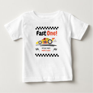 Schnelle, gelbe Vintage Rennwagen zum ersten Gebur Baby T-shirt