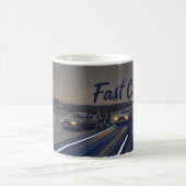 Schnelles Auto Mitternachtsflucht offene Straße Ta Kaffeetasse (Mittel)