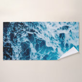 Schnelles Meer beim Segeln des Schiffes. Dramatisc Badehandtuch (Badehandtuch)