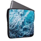Schnelles Meer beim Segeln des Schiffes. Dramatisc Laptopschutzhülle (Vorne Rechts)