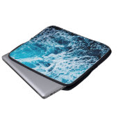 Schnelles Meer beim Segeln des Schiffes. Dramatisc Laptopschutzhülle (Vorne Knopf)