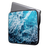 Schnelles Meer beim Segeln des Schiffes. Dramatisc Laptopschutzhülle (Vorderseite Links)