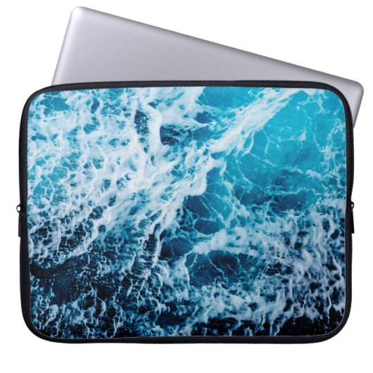 Schnelles Meer beim Segeln des Schiffes. Dramatisc Laptopschutzhülle (Vorderseite)