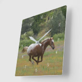 Schnelles Pferd in Wildblumen Quadratische Wanduhr (Winkel)