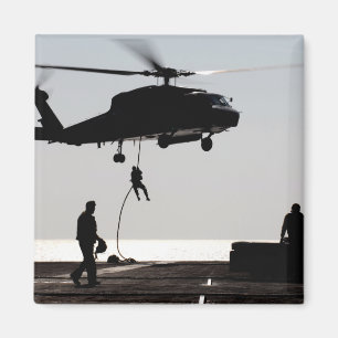 Schnelles Seil des Personals aus einem SH-60F Magnet