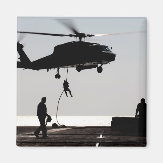 Schnelles Seil des Personals aus einem SH-60F Magnet (Vorne)