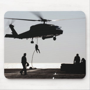 Schnelles Seil des Personals aus einem SH-60F Mousepad