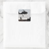 Schnelles Seil des Personals aus einem SH-60F Quadratischer Aufkleber (Tasche)