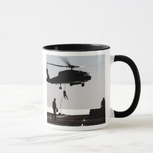 Schnelles Seil des Personals aus einem SH-60F Tasse