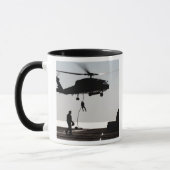 Schnelles Seil des Personals aus einem SH-60F Tasse (Links)