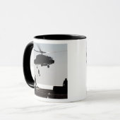 Schnelles Seil des Personals aus einem SH-60F Tasse (Vorderseite Links)