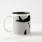 Schnelles Seil des Personals aus einem SH-60F Zweifarbige Tasse (Links)