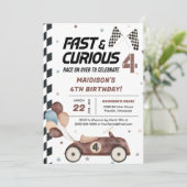 Schnelles und kurioses braunes Rennwagen 4. Geburt Einladung (Stehend Vorderseite)