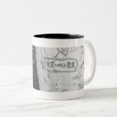 Schnitzen auf Birkenbaumstamm B&W Zweifarbige Tasse (VorderseiteRechts)