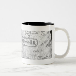Schnitzen auf Birkenbaumstamm B&W Zweifarbige Tasse