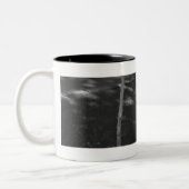 Schnitzen auf Birkenbaumstamm B&W Zweifarbige Tasse (Links)