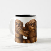Schnitzen von drei hölzernen Affen Zweifarbige Tasse (Vorderseite Links)