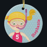 Schnorcheln Girl Beach Party Keramik Ornament<br><div class="desc">Schnorcheln Girl Beach Party Tauchen Sie in den Sommer mit diesem Spaß unter dem Thema Schnorcheln. Perfektes Design für das Party- oder Strandschwimmbecken der Kinder. Versammelt eure Freunde mit diesem niedlichen Ozeandesign. Karo die passende Schreibwaren,  Geschenke und Leckereien.</div>