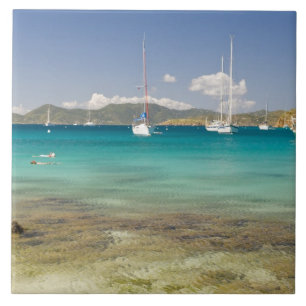 Schnorcheln in idyllischer Piraten Bucht, Bucht, Fliese