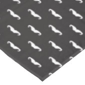 Schnurrbart-Hipster-Muster Tischdecke (Schrägansicht)