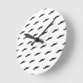 Schnurrbart-Hipstermuster 2 Runde Wanduhr (Winkel)