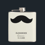 Schnurrbart-Trauzeuge-Geschenk-individueller Name Flachmann<br><div class="desc">Eine altmodische schauende Flasche mit einem großen schwarzen Schnurrbart,  dem Namen Ihres Trauzeugen,  seiner Rolle und dem Hochzeitsdatum.</div>