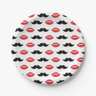 Schnurrbart u. Lippen, die seine sind u. ihre Pappteller