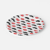 Schnurrbart u. Lippen, die seine sind u. ihre Pappteller (Schrägansicht)