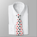 Schnurrbart und Lippen, rotes und schwarzes Muster Krawatte<br><div class="desc">Ein lustiges Schnurrbart und Lippen-Muster in Rot und Schwarz bilden dieses angesagte und trendige Design. Sie können Ihren Namen in den Raum einfügen,  der zur Personalisierung zur Verfügung gestellt wird. Mein Arbeitsprozess unter www.instagram.com/arncyn anzeigen</div>