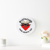 Schnurrbärte haben Herzen auch Runde Wanduhr (Zuhause)