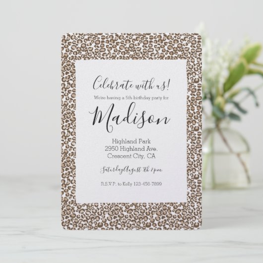 Schokolade Brown Leopard Print Birthday Einladung (Stehend Vorderseite)