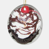 Schokolade Cupcake mit Kirschweihnachtsfest Keramik Ornament (Links)