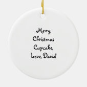 Schokolade Cupcake mit Kirschweihnachtsfest Keramik Ornament (Hinten)