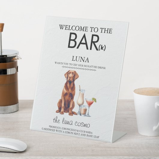 Schokolade Labrador Bar Sockelschild (In SItu)