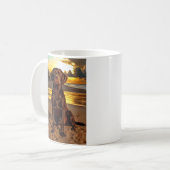Schokolade Labrador bei Sunset Kaffeetasse (Vorderseite Links)