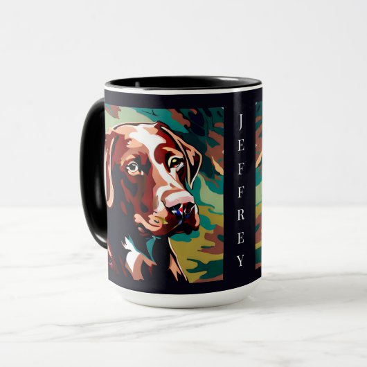 Schokolade Labrador Dog auf Camouflage Monogramm Tasse (Vorderseite Links)