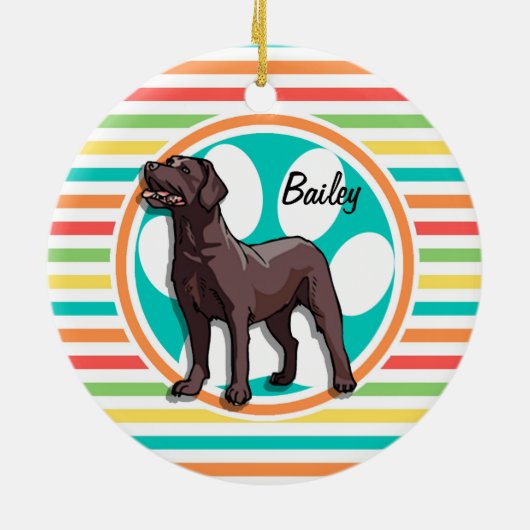 Schokolade Labrador; helle Regenbogenstreifen Keramik Ornament (Hinten)