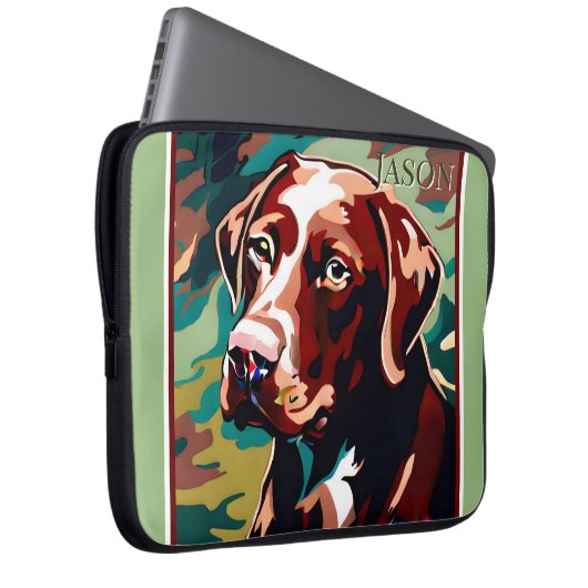 Schokolade Labrador Hund auf Camouflage Hintergrun Laptopschutzhülle (Vorne Rechts)