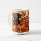Schokolade Labrador im Herbst mit Pumpkins Kaffeetasse (Vorderseite Links)
