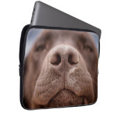Schokolade-Labrador-Nasennähe Laptopschutzhülle (Vorne Rechts)