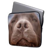 Schokolade-Labrador-Nasennähe Laptopschutzhülle (Vorderseite Links)