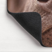 Schokolade-Labrador-Nasennähe Mousepad (Ecke)