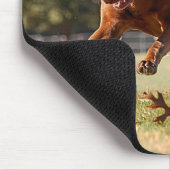 Schokolade Labrador Pit Mix Dog Chasing Ball Mousepad (Ecke)