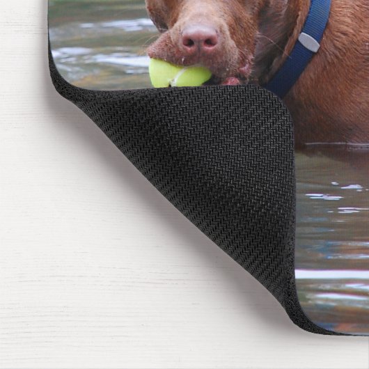 Schokolade Labrador Pit Mix Hund mit Ball Mousepad (Ecke)