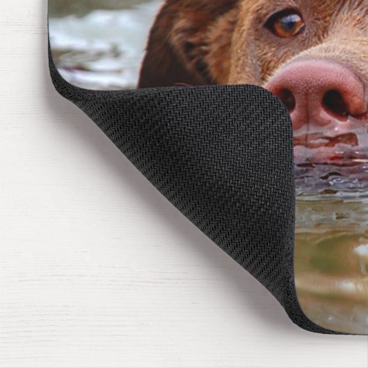 Schokolade Labrador Pit Mix Welpen Schwimmen Mousepad (Ecke)