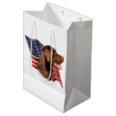 Schokolade Labrador Retriever American Flag Mittlere Geschenktüte (Vorderseite Schrägansicht)