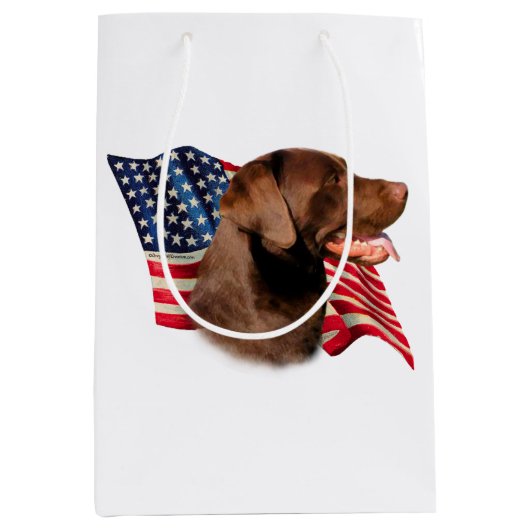 Schokolade Labrador Retriever American Flag Mittlere Geschenktüte (Vorderseite)